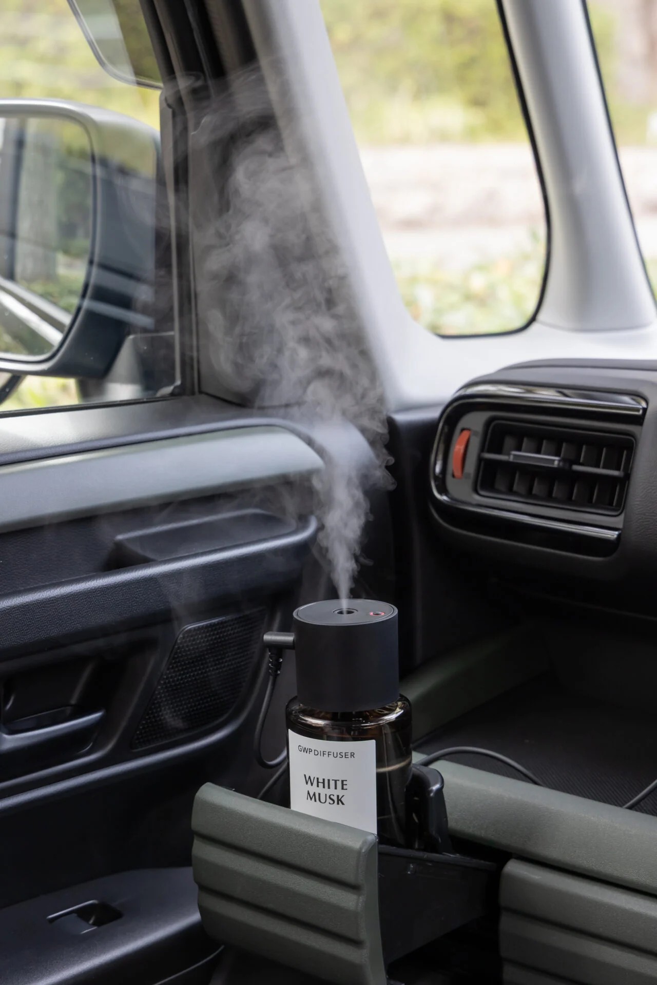 GWP DIFFUSER 在車內杯架中釋放霧化香氣